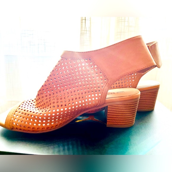 Tan brown, open toe, size 7 - Picture 2 of 4